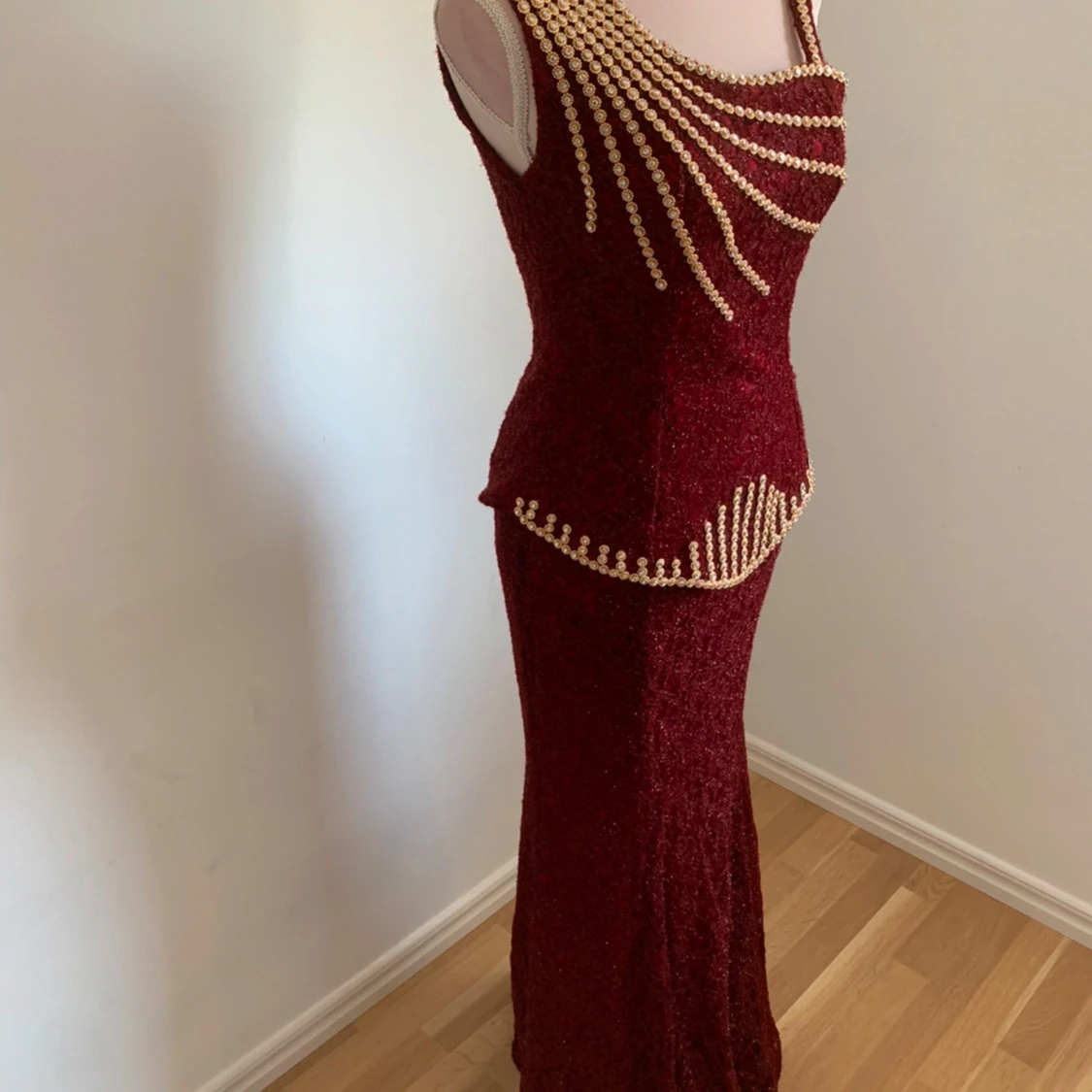 Vinröd glittrig klänning med pärldetaljer - 1