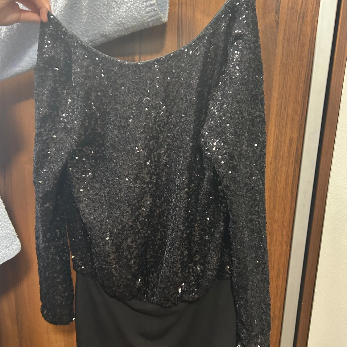 Svart glittrig klänning - 1