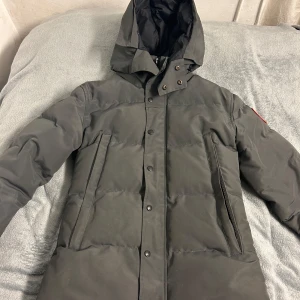 Grå Canada Goose wyndham - Canada goose jacka, bra skick även fast använd 2 vintrar. Sprillans ny päls medkommer. Pris kan diskuteras vid snabb affär!