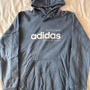Adidas Hoodie - Ljusblå/grå hoodie från Adidas i jättebra skick. 