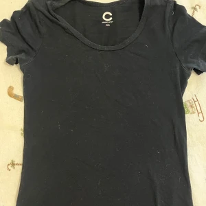 svart T-shirt  - Vanlig svart T-shirt från Cubus, säljer då den inte kommer till användning samt för liten. Använd ca 1 gång. ( de damm på bilden, tvättas alltid vid säljning) 