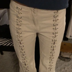 Super snygga jeans med knytningar - Sjukt snygga vit/beiga jeans med knytningar! Byxorna passar väldigt bra för personer med storlek XS/S 🌟Skriv för frågor 