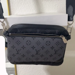 Svart trio väska  - Svart trio väska väldigt fin och fräsch. Skicka på dm vid funderingar 