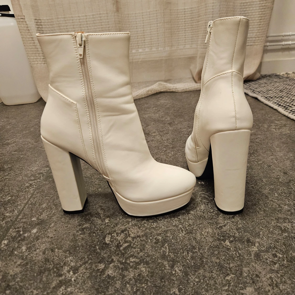 Vita klackstövlar  - 2