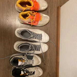 Säljer gamla basketskor - Kd tray 5 42,5 original pris ca 1300kr mitt pris 400  Ja 1 44,5 orginal pris ca 1400kr mitt pris 600kr  Harden vol 8 44,2/3 orginal pris ca 2000kr mitt pris  900kr eftersom att dom luktar dåligt.  Köp alla för 1700kr.