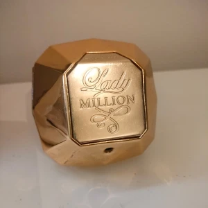 Lady Million parfym från Paco Rabanne - Säljer en lyxig Lady Million parfym från Paco Rabanne. Flaskan är formad som en diamant och har en elegant guldtonad design. Perfekt för den som vill ha en doft med stil och elegans. Flaskan är både iögonfallande och sofistikerad. Står ej hur många ml den innehåller, skulle gissa på 50ml från början, halva är ungefär använd. Nypris ligger runt 700. Små defekter på designen men inget som märks av, pris kan diskuteras. 