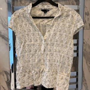 Blus  - Blus från H&M i storlek M. Köparen står för frakten!💗