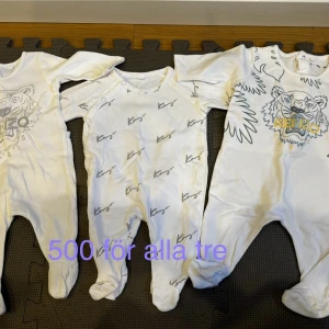 Vita babybodys Kenzo - Tre vita babybodys med olika tryck av märket. 0-3 månader