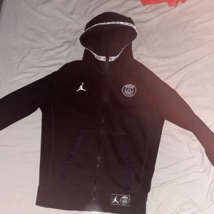 Limited edition hoddie  - Mycket bra sick på hoddin, kostade 1600kr ny när man kunde köpa den efter som de va limited edition. Den har fotbollslaget psg på höger sida bröstet
