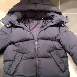 Gant vinterjacka - Denna jackan är använd vid ett fåtal tillfällen förra vintern.Säljer denna pga av att har redan en liknande i svart.Denna jackan är i superbra skick och jätte varm perfekt till vintern.Denna jackan är köpt nypris 4000kr.