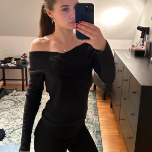 Svart offshoulder topp  - Snygg svart offshoulder topp från BikBok i storlek M. Passar även på mig xs/s. Aldrig buren. 🥰Anledning till försäljning: Bärs inte 