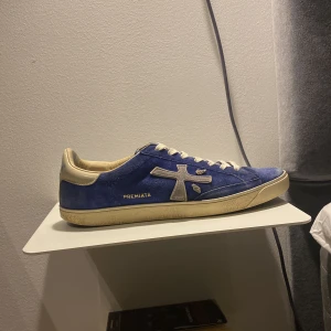 Blå sneakers från Premiata - Säljer dessa feta premiata skor som ej går att få tag i längre, storlek 44. Skick är 7/10 loggan är lite sliten och lite av mockan. Mitt pris är 1400 detta kan diskuteras, hör av dig vid fråga eller bilder! 