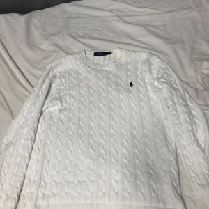 Vit stickad tröja från Ralph Lauren - Tja säljer nu min snygga Ralph tröja som jag har andvönt ett tag nu men den är  nästan helt perfekt, förutom ett hål som uppståt som jag sytt igen, man märker knappt av hålet om man inte kollar ganska nogrannt. Hör av er om ni har några frågor!
