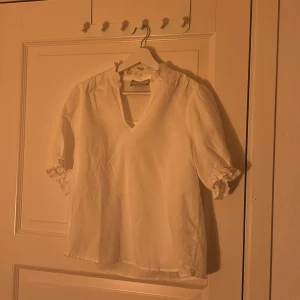 Blus från Neo Noir - Blus från Neo Noir, Vit och fin med volanger på ärmarna och V-neck, perfekt till sommaren