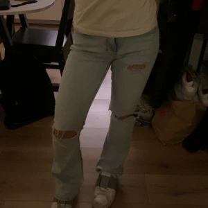 Ljusa jeans med slitningar - Snygga ljusa jeans från Gina Tricot med slitningar på knäna. Har klippt hålen själv och de är i bra skick! Pris kan diskuteras vid snabb affär❣️Jag är ca 161cm, innnerbenslängd 74cm midja tvärs över 35cm