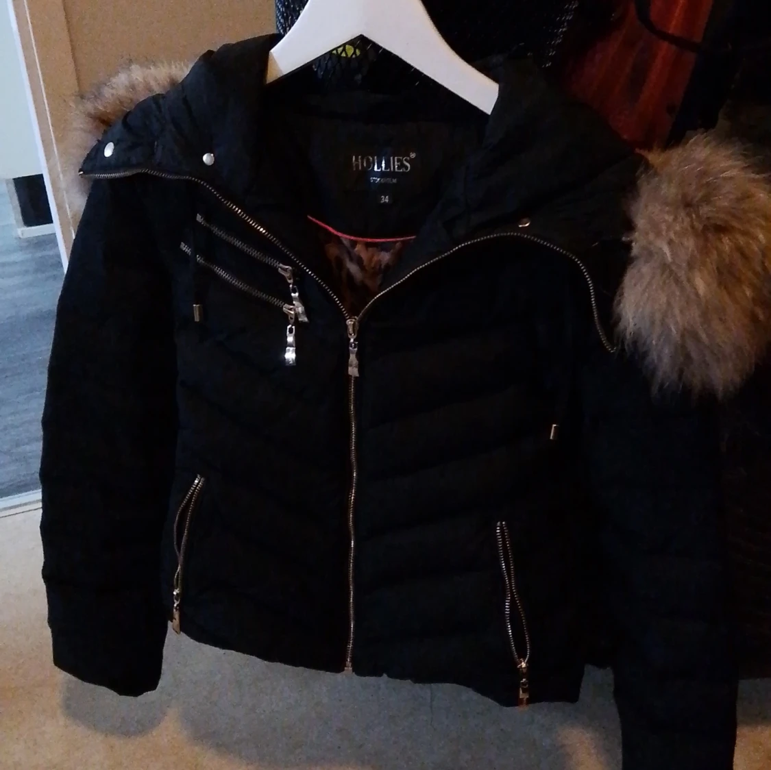 Svart dunjacka från Hollies