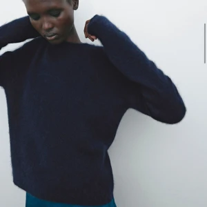 Mörkblå tröja - Massimodutti tröja i borstad kashmir limited edition. Slutsåld på hemsidan. Fruktansvärt snygg men för liten på mig tyvärr 🩷Köpt för 2000kr på hemsidan, helt oanvänd. 