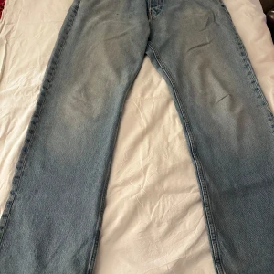 Blå jeans från Weekday - Säljer ett par blå jeans från Weekday i modellen Galaxy Loose Straight. De har en klassisk femficksdesign och en bekväm loose passform. Perfekta för en avslappnad stil.