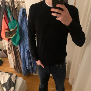 Svart stickad tröja  - Säljer en stilren svart långärmad tröja från HM. Perfekt för en enkel och klassisk look. Passar bra till jeans eller chinos. Skriv om ni vill diskutera pris eller om ni har fler frågor!🙌