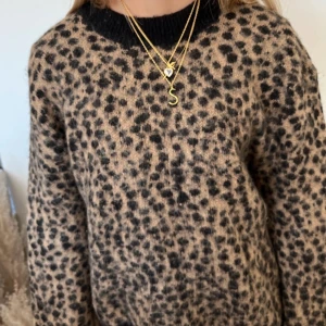 Leopardmönstrad tröja med svarta detaljer från & other stories - Snygg tröja från & Other stories