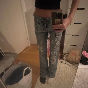 Lågmidjade jeans - Snygga lågmidjade jeans från Original Ado med slitna detaljer och patchar.😍😍 Skitsnygga men tyvärr för stora för mig😫😫Tryck gärna på Köp nu!