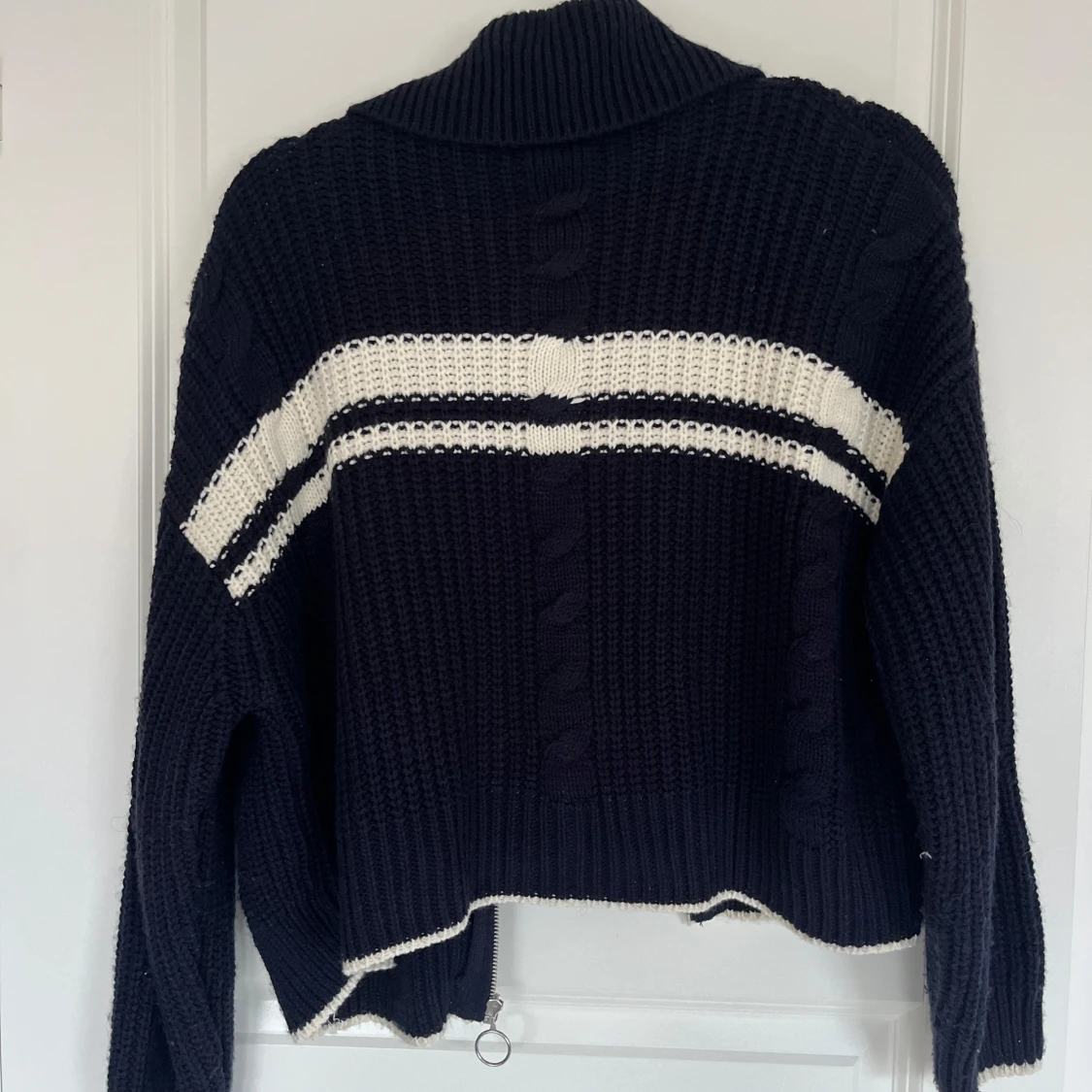 Marinblå stickad kofta från Stradivarius - 2