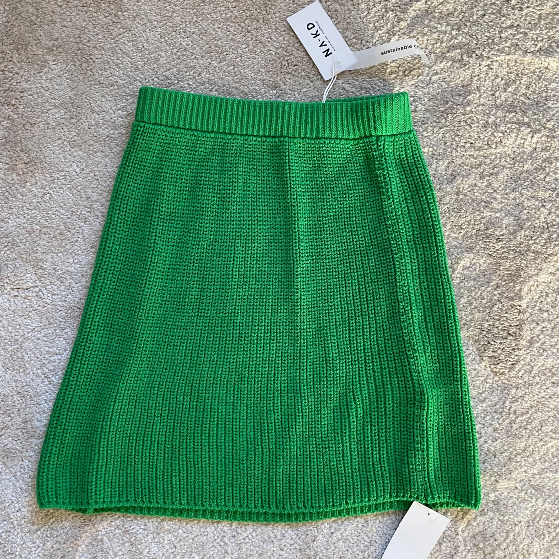 Grön stickad kjol från NA-KD M-L oanvänd  - 2