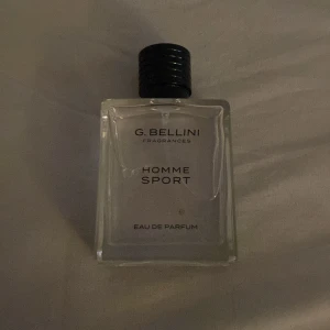 G. Bellini Homme Sport Eau de Parfum - Säljer en flaska G. Bellini Homme Sport Eau de Parfum. Flaskan är genomskinlig med en svart kork och har en sportig och fräsch doft. Perfekt för den aktiva mannen som vill ha en uppfriskande doft.