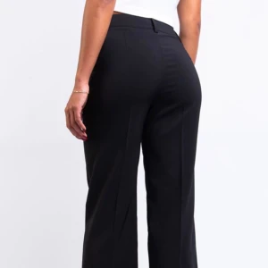 Svarta kostymbyxor från Madlady - Snygga svarta byxor från Madlady med hög midja och rak passform. Perfekta för en stilren look. Tillverkade i ett bekvämt material som ger en elegant siluett. Lite noppriga men som man säkert kan få bort med rakhyvel 