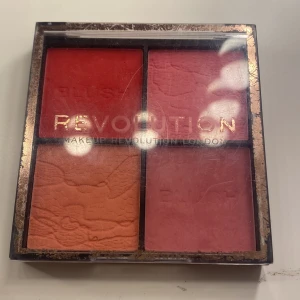 Blush Quad från Makeup Revolution - Säljer en Blush Quad från Makeup Revolution med fyra olika nyanser av rouge. Paletten innehåller en mix av röda och rosa toner, perfekt för att ge kinderna en fräsch och livfull look.