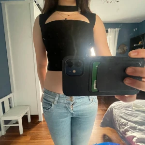 Zara topp - Säljer min jättefina Zara topp som tyvärr inte kommer till användning. Är endast använd en gång så i jättebra skick❤️Är i S men passar som XS