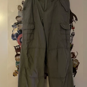 Olivgröna cargobyxor - Säljer dessa då de är för små, använt några gånger. Fickorna är för det mestadels inte riktiga, de som är riktiga är ganska små. 