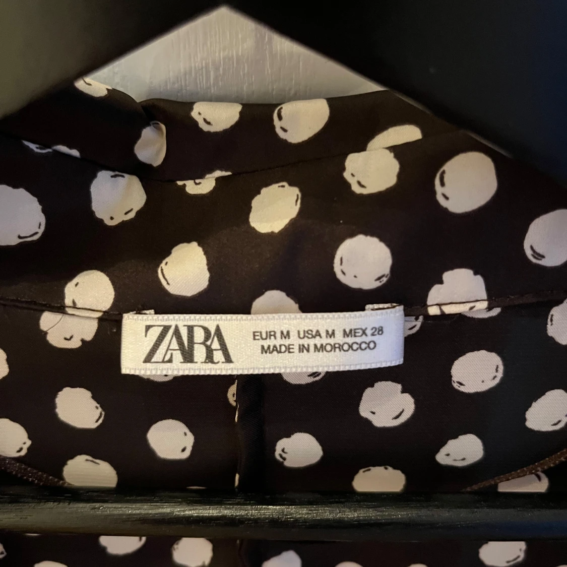 Brun och vit prickig blus från Zara - 1