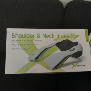 Shoulder & Neck massager - Shoulder & Neck massager jätte bra och skönt om man har t.ex träningsvärk eller ont. Den har också olika funktioner t.ex varm om man vill ha det på man kan stänga av det den kan rotera åt båda hållen ! Funkar hur bra som helst