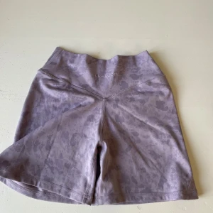 Alphalete surface power short  - Alphalete surface power short i färgen purple pebble print. Knappt använda så väldigt fint skick! Köpte för 550 kr!