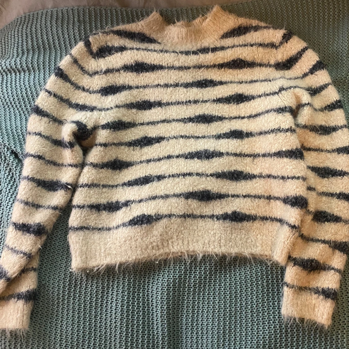 Beige och svart randig tröja från Lindex - 1