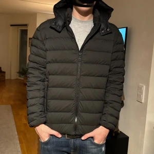 COLMAR JACKA - TVÄR fet colmar jacka till bra pris, skulle absolut säga att colmar jackorna är de bästa i gamet. Inga hål osv, de vita prickarna är ludd från sängen där jackan legat på då den har sånt annorlunda matrial rollar såklart bort de vid köp 