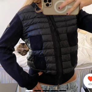 Svart pufferjacka från Moncler - Snygg marinblå jacka  från Moncler med dragkedja och långa ärmar. Lånad bild, inga skador,bra skick, skriv och fråga om mer bilder 