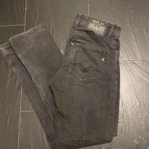 Replay jeans - Ett par svarta replay jeans, modell Grover. Få defekter i bilden och tajta i midjan. Pris går att diskutera 