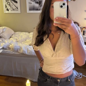 Beige topp - Säljer denna jätte söta topp från Zara. Funkar till både vardag och fest🤗 Den sprack en gång vid sidan vid dragkedjan men det är lagat!