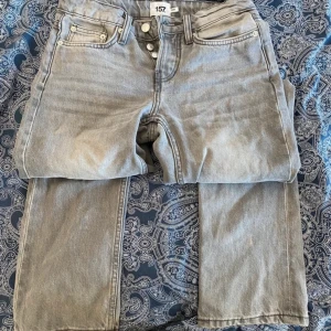 Grå jeans från 157 - Snygga grå jeans från 157 i storlek XXS. Använt fåtal gånger. Nypris är 400kr.