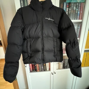 Svart dunjacka från Sail Racing - Säljer en svart pufferjacka från Sail Racing i storlek medium. Den är använd några få gånger då stoleken inte passade. Orginalpris va 3500kr