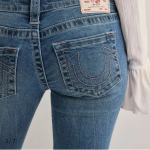 Blå True religion jeans - Säljer mina sjukt snygga True religion jeans som tyvärr blivit för stora för mig. Använda ett fåtal gånger men inga tecken på skador. Låg midja med bootcut och rosa söm på fickorna. Är perfekta i längden på mig som är 170cm lång😚