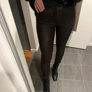 Bruna skinn leggings - Bruna skinnleggins (inte äkta) i mycket bra skick. Strl M passar S/M. Stretch.