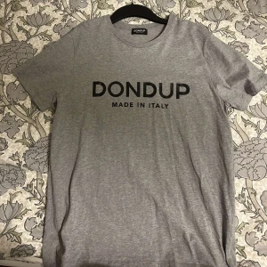 Dondup t-shirt - Nu säljer vi denna stilrena gråa Dondup tishan! Skick 8/10 storlek M. Pris kan diskuteras vid snabb affär och som vanligt är det bara att kontakta oss vid fler frågor! 