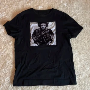 Limitato t shirt - Riktigt go limitato t-shirt som är i grymt skick, bilden är på Jimi Hendrix. Den är i fint skick utan några som helst defekter, hör av er vid frågor eller funderingar!