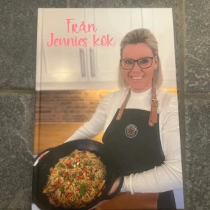 Från Jennies kök - kokbok med färre kalorier - Kokbok med recept från Jennies kök, inklusive frukostförslag, soppor, såser, lätta rätter, maträtter, drycker, sötsaker, praliner, bakverk och bröd. Perfekt för den som vill laga varierad och smakrik mat hemma.