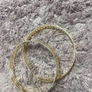 Guldarmband i olika mönster - Säljer fina armband och ett par örhängen i guld. Örhängen är ganska stora.De går att säljas separat. Det är från shein skriv om du har frågor eller vill ha fler bilder. Pris går o diskuteras 