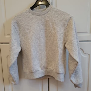 Grå sweatshirt från Gina tricot  - Grå sweatshirt från Gina Tricot i mycket bra skick.  