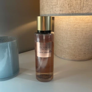 Mist Victoria secret - Mist från Victoria secret, i populära doften bare vanilla. Doftar supergott men kommer inte längre till användning. Storleken är 250ml, men ca 50ml har jag använt (syns på sista bilden) TRYCK INTE PÅ KÖP NU